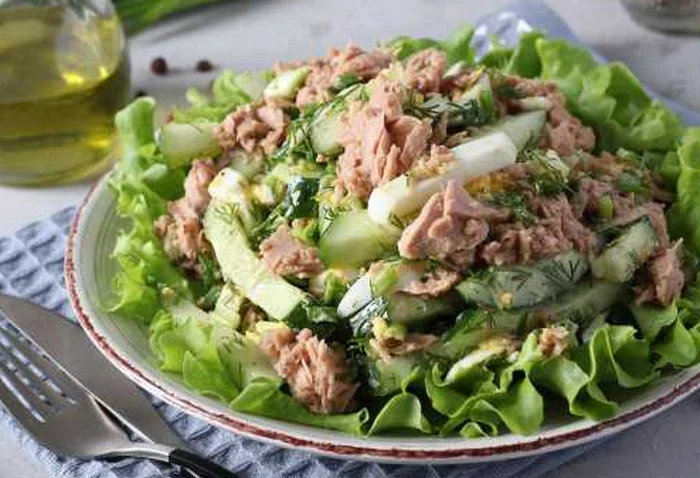 Рецепт салата с консервированным тунцом и маринованными огурцами