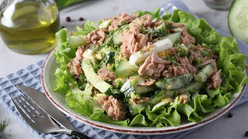 Рецепт салата с консервированным тунцом и маринованными огурцами