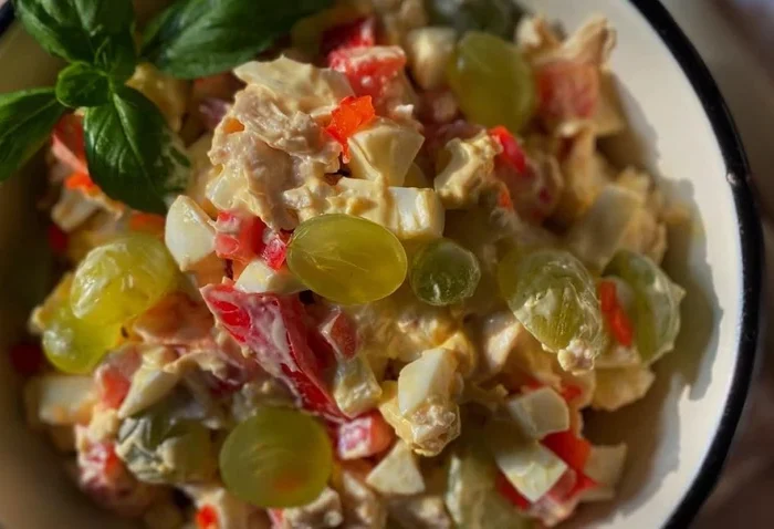 Солено-сладкий микс. Рецепт вкуснейшего салата с курицей и виноградом