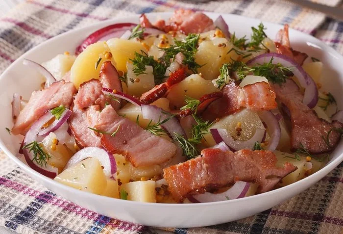Рецепт немецкого картофельного салата с маринованным луком и беконом