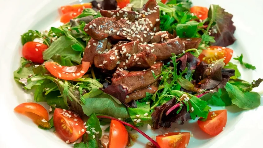 Теплый салат с куриной печенью