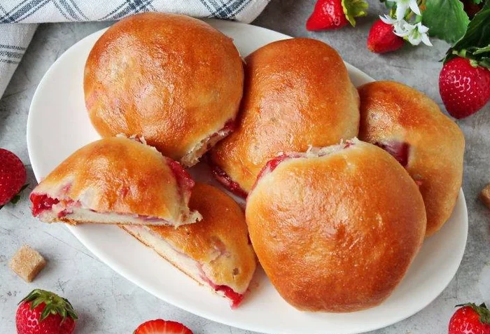 Пышные пирожки с клубникой: обязательно приготовьте летом