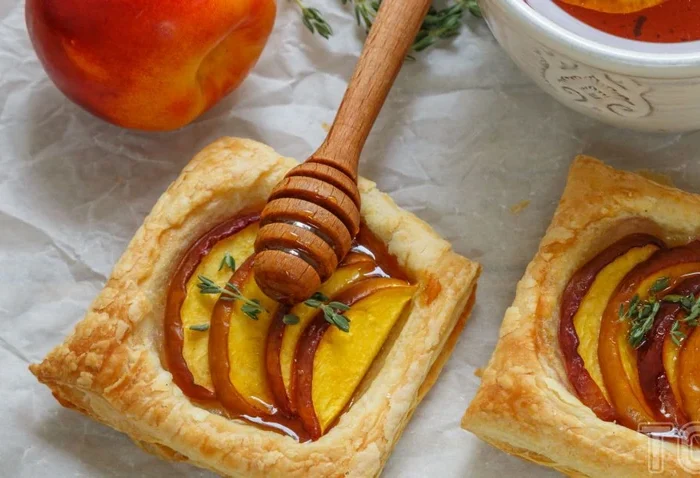 Тарталетки с персиками, козьим сыром и медом: изысканный рецепт