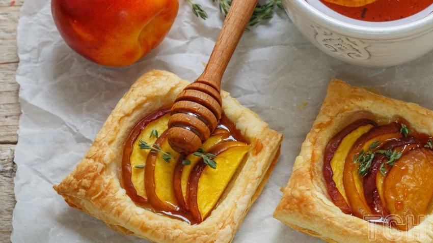 Тарталетки с персиками, козьим сыром и медом: изысканный рецепт