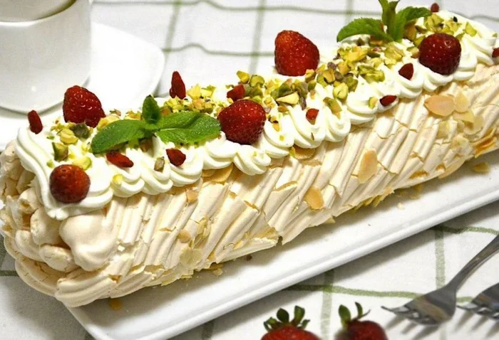 Меренговый рулет с клубникой и сливочным сыром