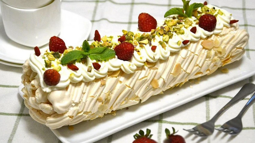 Меренговый рулет с клубникой и сливочным сыром