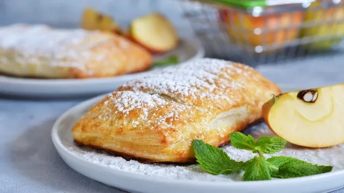 Слойки с яблоками и корицей: рецепт ароматной выпечки